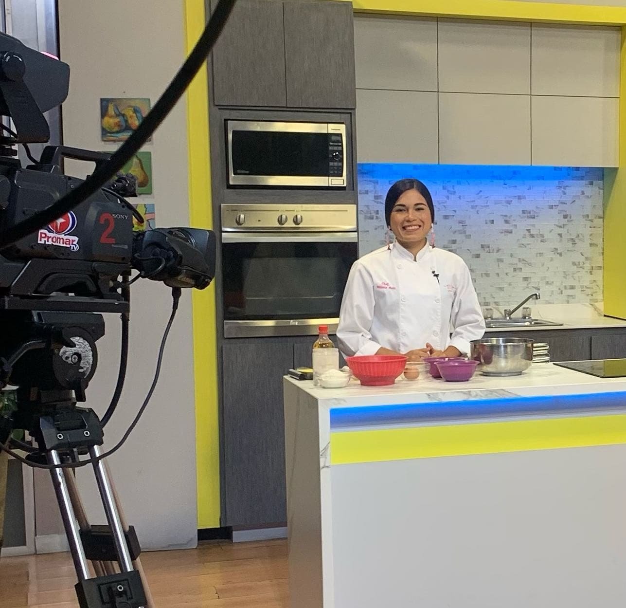 Chef Milena Melo enseñando pastelería en TV